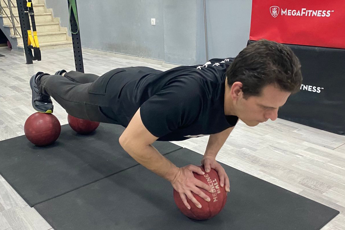 Read more about the article Most Diamond Push Ups on Medicine Balls [31-12-2022]
